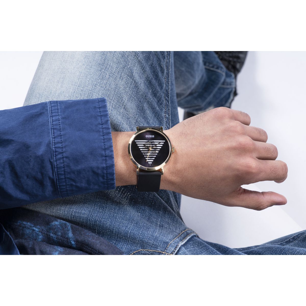 Reloj Guess Hombre Idol. Silicona Negro GW0503G1 - Imagen 4