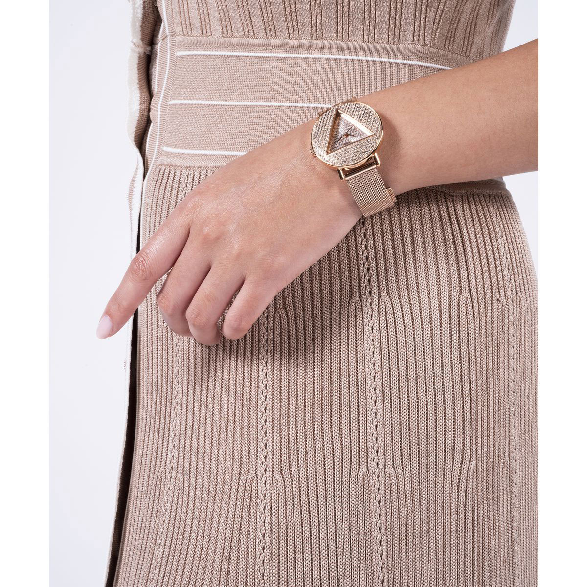 Reloj Guess Mujer Iconic. Acero Inoxidable Oro Rosa GW0477L3 - Imagen 4