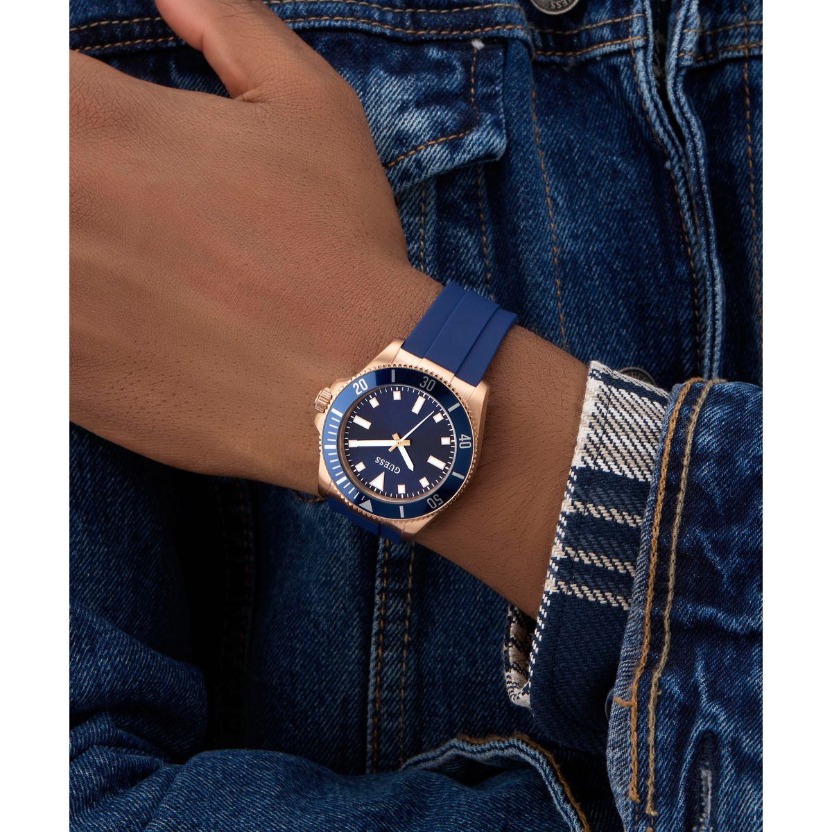 Reloj Guess Hombre Cliff. Silicona Azul GW0969G3 - Imagen 4