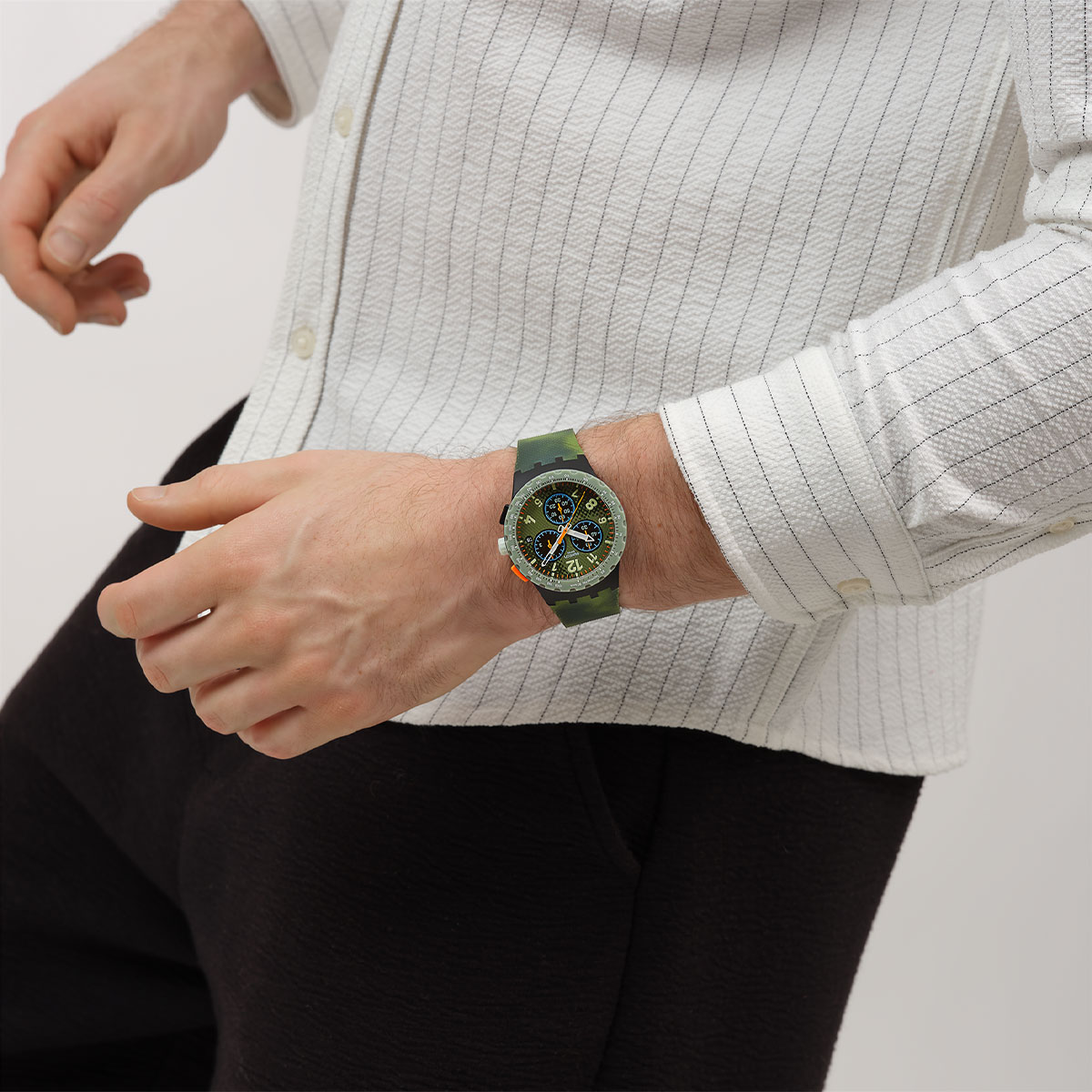 Reloj Swatch Unisex Midday Camo. Silicona Verde SUSB423 - Imagen 3